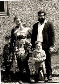 הרב גדעון ויסכה פרל והילדים ליד ביתם (רחוב הארז), תשל"א 1971