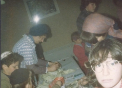 סדנת מסיכות קהילתית הורים וילדים במקלט בית הכנסת 1982