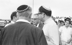 מימין לשמאל: יצחק אגסי, משה שפירא, מיכאל חזני (גב למצלמה)