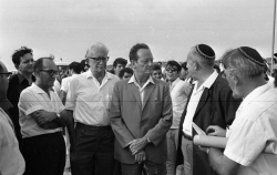 מימין לשמאל: חנוך אחימן, מיכאל חזני, יגאל אלון, מרדכי בנטוב, נפתלי גרינשפן